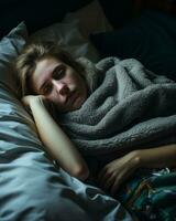 en kvinna sovande i säng med en filt insvept runt om henne generativ ai foto