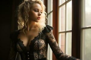skön blond kvinna i svart spets underkläder ser ut de fönster generativ ai foto