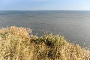 pittoreska sluttningen av havskusten på en varm sommardag foto