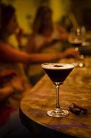 espresso martini cocktail drink i mysig mörk bar interiör på natten foto