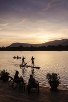 kampot flodutsikt i Kambodja med sup stand up paddle boarding turister vid solnedgången foto