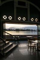 Riverside bar restaurang utsikt vid solnedgången i Kampot stad Kambodja foto