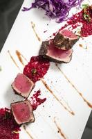 gourmetbränd tonfisk i svartpepparskorpa med rödbetor och halloncoulis