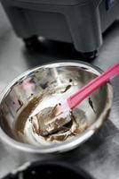 gör gelato glass med modern professionell utrustning förberedelse detalj i köksinredning foto