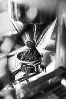 göra espressokaffe närbild detalj med modern café maskin