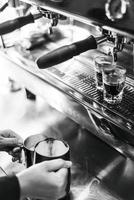 gör espresso kaffe bw svartvitt närbild detalj med modern café maskin och glasögon foto