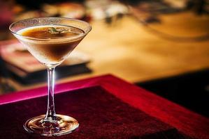 tomat och ört blodig mary martini cocktailglas inuti mysig bar foto