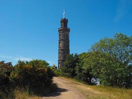 nelson monument på calton hill i edinburgh foto