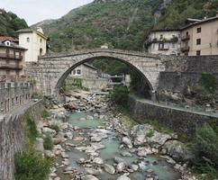 romerska bron i Pont Saint Martin foto