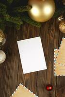 jul kort mockup. vit minimal tömma vykort på trä- tabell med festlig dekorationer och hantverk brev. foto