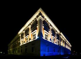 natt på kammare tingshus upplyst blå arkitektur foto