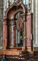elegant interiör av helgon eustache kyrka, paris foto