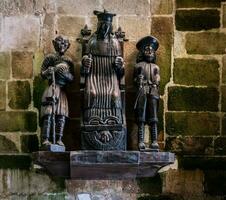 medeltida statyetter i helgon katedral av treguier, Bretagne, Frankrike interiör foto