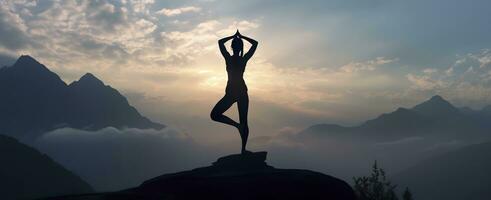 silhuett av en kvinna praktiserande yoga i de topp med berg bakgrund. ai genererad foto