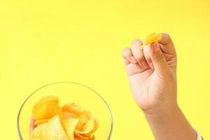 hand med potatis pommes frites foto