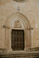 dörr på kyrka san francesco dassisi i ostuni, Italien foto