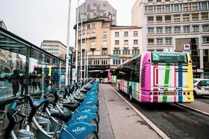 gatutrafik i luxemburg city, luxemburg, europa foto