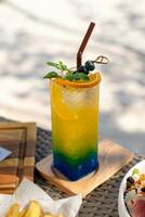 färgrik cocktails i Söt glasögon på de strand foto