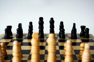 slåss mellan vit och svart schack på en schack vildsvin. strategi och taktik begrepp foto