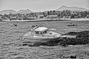 se av de strand och blå hav på de kanariefågel ö fuerteventura i Spanien foto