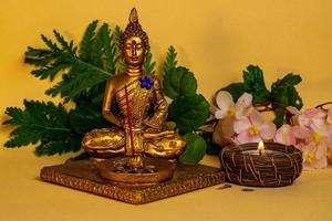 buddha hantverk och ljus foto