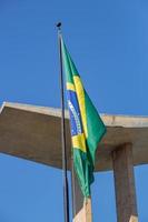 brasiliansk flagga med blå himmel i bakgrunden foto