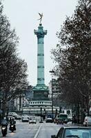 ikoniska kolumn av frihet på plats de la bastille, paris foto