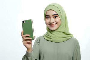 hijab kvinna använder sig av mobil telefon med tom skärm isolerat på vit bakgrund ai genererad foto