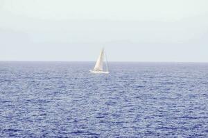 en segelbåt är ut i de öppen hav foto