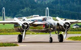 gammal timer warbird på luft bas. flyg och flygplan. luft försvar. militär industri. flyga och flygande. foto