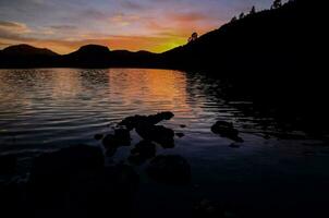 solnedgång över sjön foto