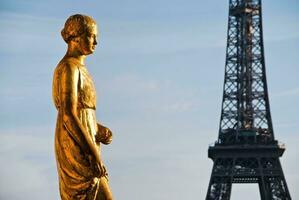 eiffel torn och staty parisian majestät foto