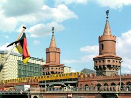 berlin ikoniska oberbaumbrcke och metro foto