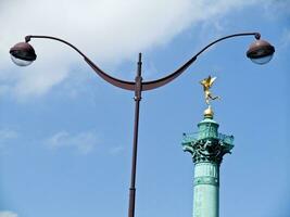 ikoniska paris juli kolumn och lampa posta på bastille foto