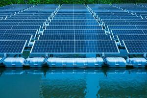 sida se av sol- paneler flytande på vatten i en sjö, för alstrande elektricitet från solljus, selektiv fokus, mjuk fokus. foto