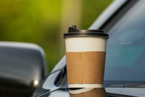 papper kaffe koppar placerad utanför de bil instrumentbräda på soluppgång i de morgon, selektiv fokus, mjuk fokus. foto