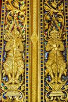 gyllene dörr med utsmyckad dekorationer i en tempel foto