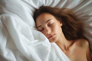 ai genererad Lycklig ung läggdags resten porträtt kudde drömma kvinna kvinnor sovande attraktiv avkopplande skönhet person säng Hem sovrum liggande morgon- foto