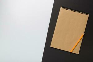 skola brun anteckningsbok på en färgad bakgrund, spiral hantverk anteckningsblock på en tabell topp se foto