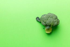 topp se färsk grön broccoli vegetabiliska på färgad bakgrund. broccoli kål huvud friska eller vegetarian mat begrepp. platt lägga. kopia Plats foto