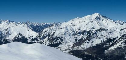 panorama av snöig bergen kall bergen och horisont snötäckt berg toppar montera everest foto