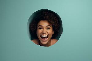 en kvinna eller flicka ler mot en pastell bakgrund med hål i reklam stil foto