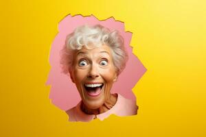 en senior kvinna ler mot en pastell bakgrund med hål i reklam stil foto