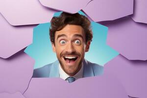 en man ler mot en pastell bakgrund med hål i reklam stil foto