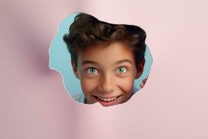 en pojke ler mot en pastell bakgrund med hål i reklam stil foto