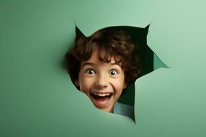 en pojke ler mot en pastell bakgrund med hål i reklam stil foto