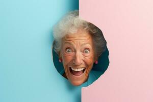 en senior kvinna ler mot en pastell bakgrund med hål i reklam stil foto