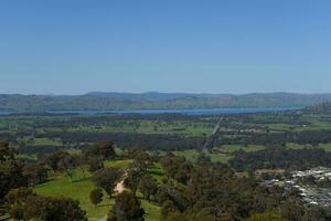 huon kulle se upp parkmarker spektakulär visningar av sjö hume, de kiewa dal, de alpina område, murray och kiewa floder, och albury och wodonga städer i Victoria, Australien. foto