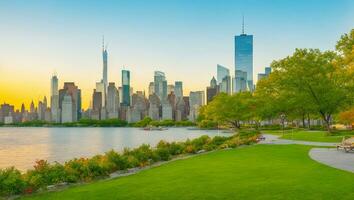stadens centrum manhattan med de liten ö offentlig parkera i ny york stad på soluppgång. ai genererad. foto
