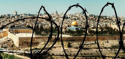 se av jerusalem gammal stad och de tempel montera, kupol av de sten och al Aqsa moské från de montera av oliver i Jerusalem, Israel överlagrad med hullingförsedda tråd foto